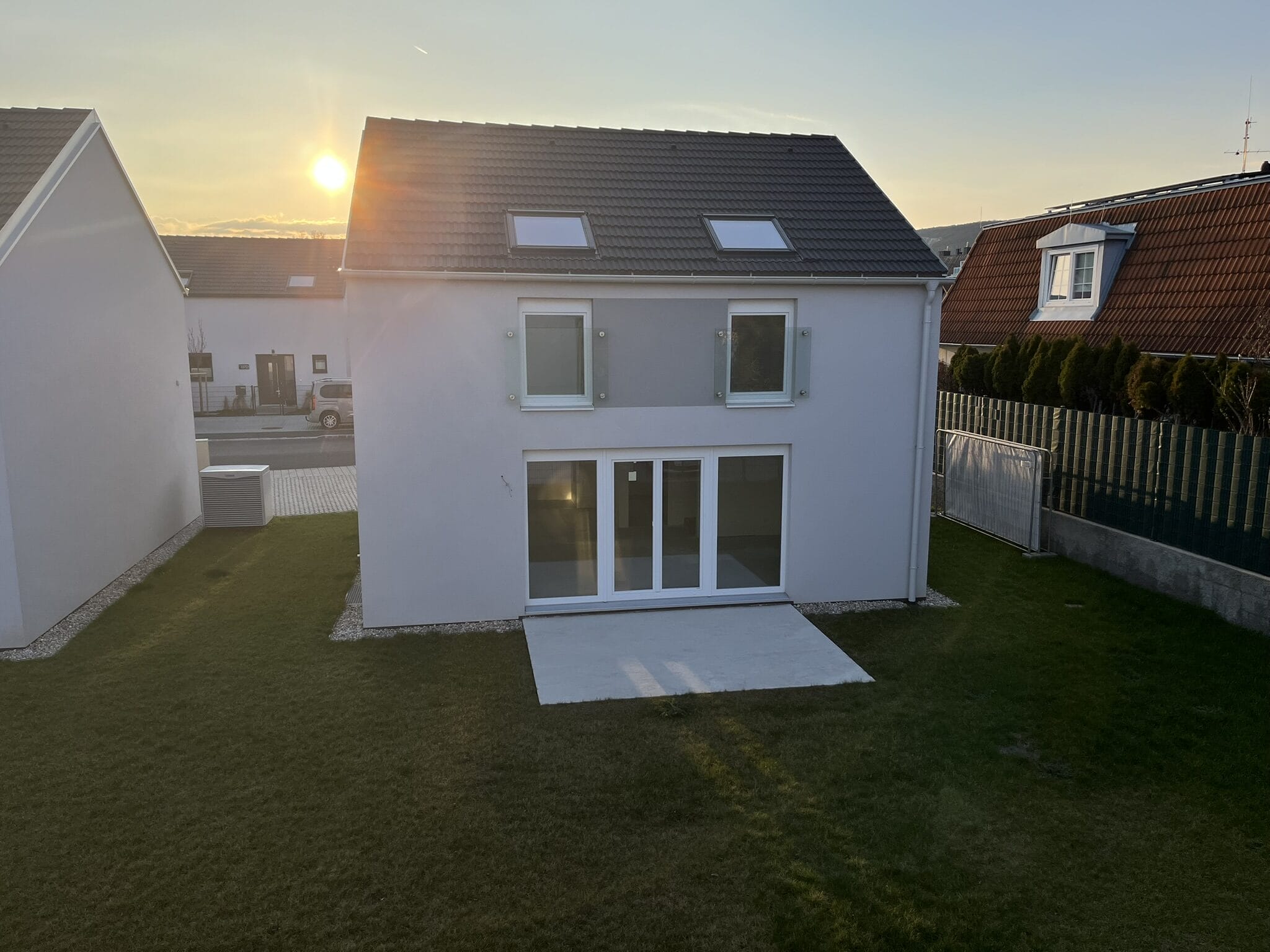 Titelbild von Provisionsfrei: ziegelmassives Einfamilienhaus mit Vollunterkellerung, Terrasse und Eigengrund samt 2 Parkplätzen