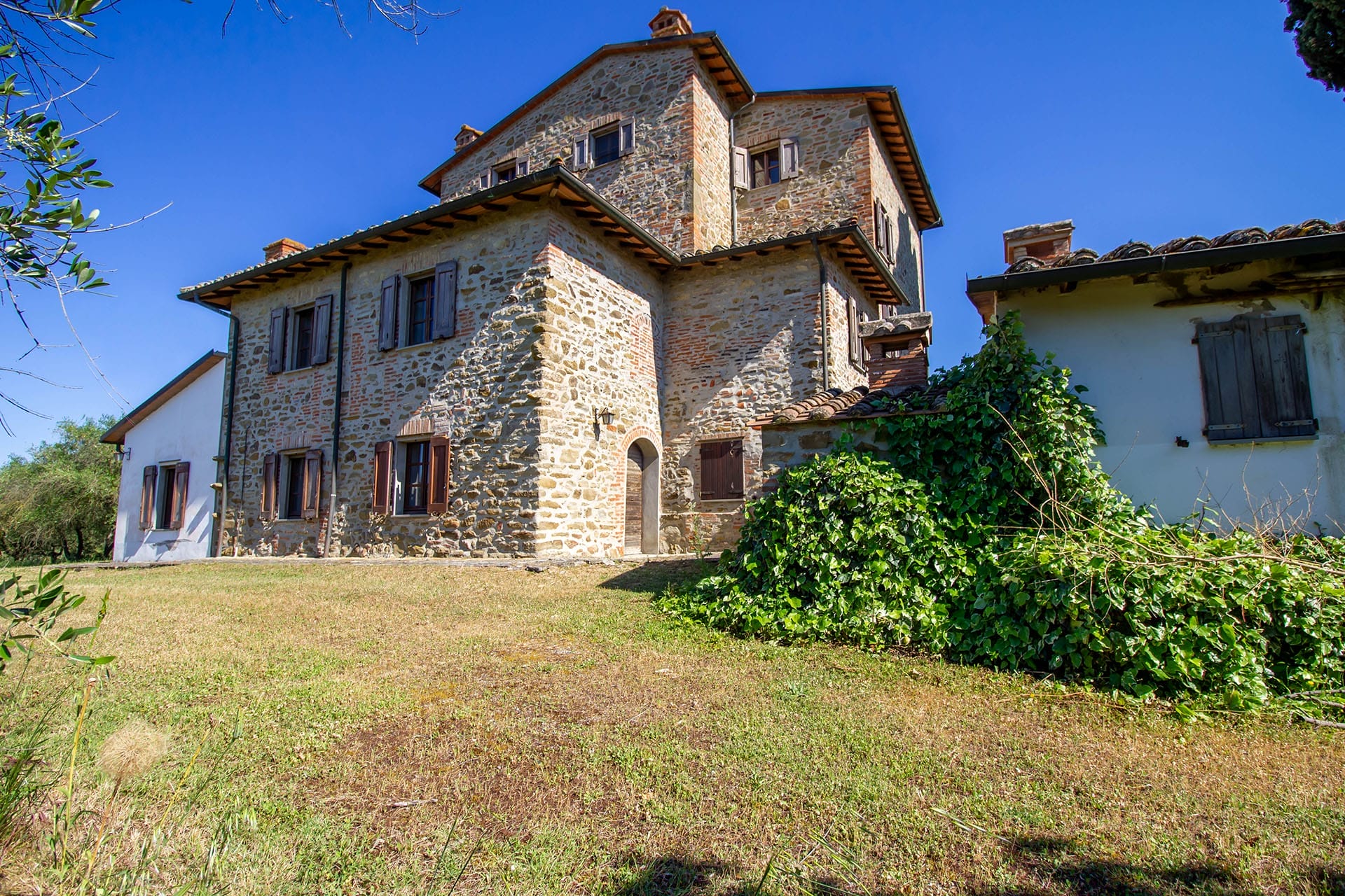 Titelbild von Wohnen auf einem Anwesen mit Olivenbäumen und Obstplantagen